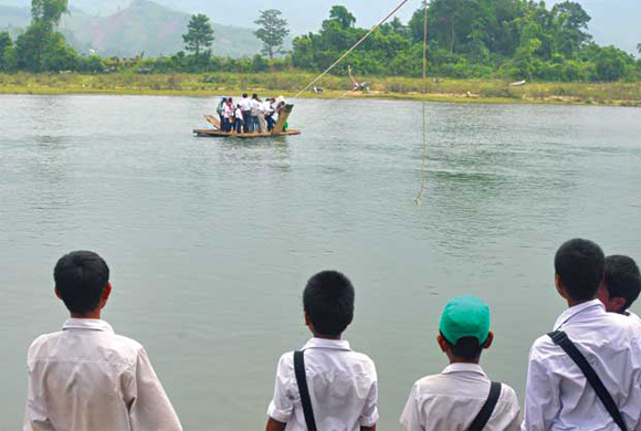 Hành trình đi tìm “cái chữ” của học sinh xã Sơn Ba (huyện miền núi Sơn Hà, Quãng Ngãi) quá đỗi gian nan. Mỗi ngày phải băng rừng, vượt suối rồi đu dây kéo bè vượt sông để đến trường với quãng đường từ 2 – 6km.